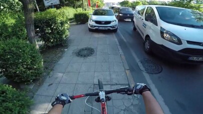 (Özel) Otomobilini kaldırıma park eden sürücü, tepki gösteren bisikletlilerin üzerine yürüdü