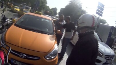 (Özel) Taksici ile motosikletlinin “plaka yamuldu” kavgası kamerada