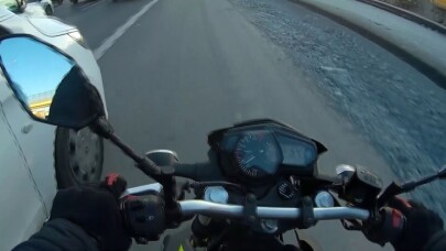 (Özel) TEM Otoyolu’nda motosikletlinin “başına” gelmeyen kalmadı