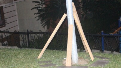 Parktaki aydınlatma direğinin elektrik akımına kapılan çocuk öldü