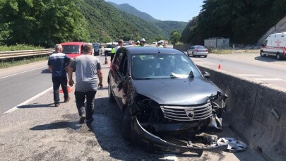 Sakarya’da otomobil beton refüje çarptı: 3 yaralı