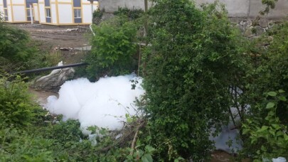 Sapanca Gölü’ne dökülen derede köpük oluştu