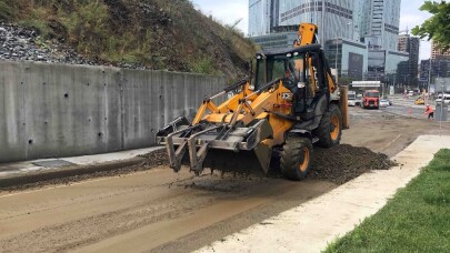 Sarıyer’de toprak kaydı, yol trafiğe kapandı