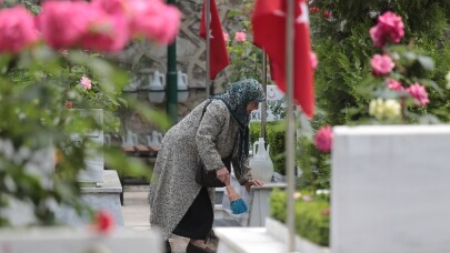 Şehitlikler ziyaret edildi