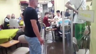 Sel basan kıraathanede okey oynamaya devam ettiler