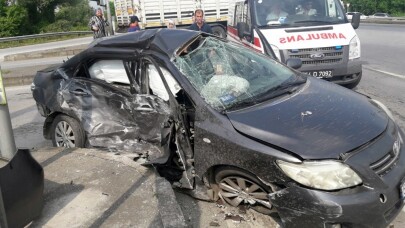 Servis minibüsü ile otomobil çarpıştı: 7 yaralı
