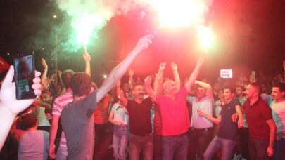 Servisçilerden İBB önünde "tahdit kararı" kutlaması