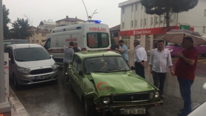 Seyir halinde fenalaşan sürücü park halindeki araçlara çarparak durabildi