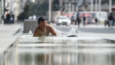 Taksim’de serinlemeye çalışan çocuklar süs havuzuna girdi