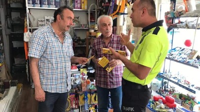 Trafik polisleri vatandaşları yaya öncülüğü için bilgilendirmeye devam ediyor