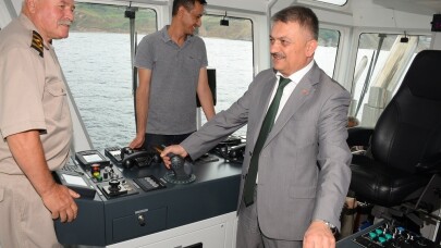 Vali römorkörün dümenine geçti, limanı inceledi