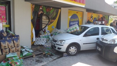 Vitesi karıştırdı markete daldı: 2 yaralı