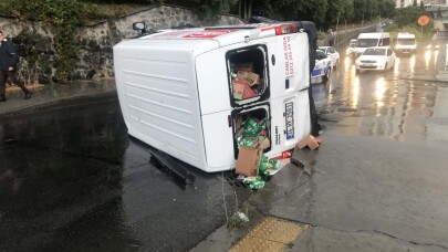 Yağış nedeniyle kayganlaşan yolda kontrolden çıkan minibüs devrildi