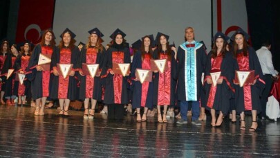 Yakın Doğu Üniversitesi Sağlık Bilimleri Fakültesi mezunlarını verdi