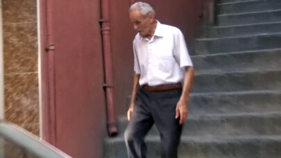 Yaşlı çift birbirini eşya atarak yaraladı