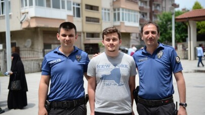 YKS ilk oturumuna geç kalan öğrenciyi polis ekipleri sınava yetiştirdi