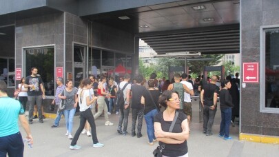 YKS sınavı için koşarak okula gelen öğrenciler sınava son anda yetişti
