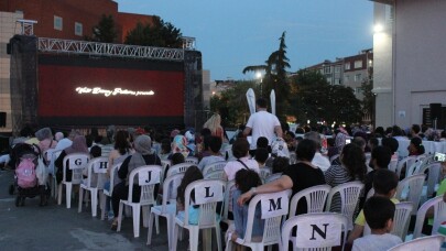 Zeytinburnu’nda açık havada sinema keyfi