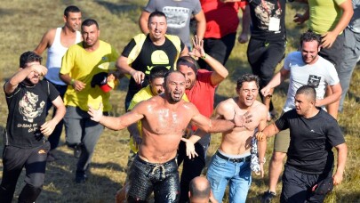 658. Tarihi Kırkpınar Yağlı Güreşleri’nin finalinde Orhan Okulu’yu mağlup eden Ali Gürbüz başpehlivan oldu.