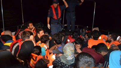 Ayvalık’ta 12’si çocuk, 10’u kadın olmak üzere 46 Afgan göçmen yakalandı