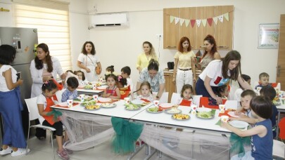 Aşçı kıyafetlerini giyip mutfağa girdiler