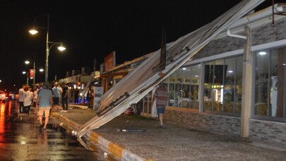 Ayvalık’ta hortum yıktı geçti
