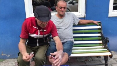 Bankı tamirden gelmeyince kaymakamlık önündeki bankı sırtlayıp götürdü
