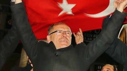 Başkanların biri istifa etti, diğeri görevinden alındı