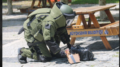 Bomba İmha Uzmanları kendi hayatlarını hiçe sayıp milyonların hayatını kurtarıyor