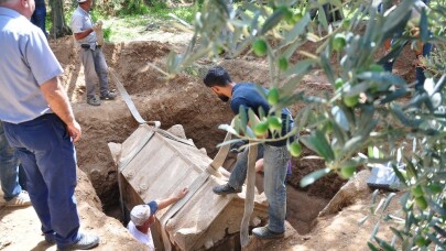 Bu kez ortaya pişmiş topraktan mezar çıktı