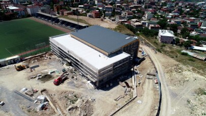 Dilovası yüzme havuzunda çalışmalar dış cepheyle sürüyor