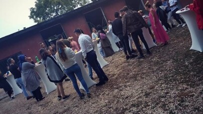 Elinde silahla ateş ede ede evlilik teklifi yaptı