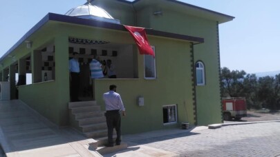 Eski vekil dedesinin vasiyetini yerine getirip cami yaptırdı