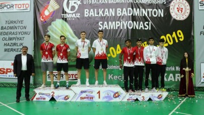 Genç badmintoncular başarıya doymuyor