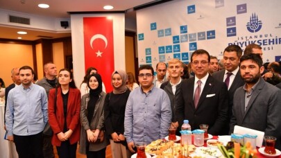 İstanbul Büyükşehir Belediyesi önünde 15 Temmuz anıldı