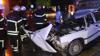 Kocaeli’de 2 otomobil kafa kafaya çarpıştı: 2’si çocuk 5 yaralı
