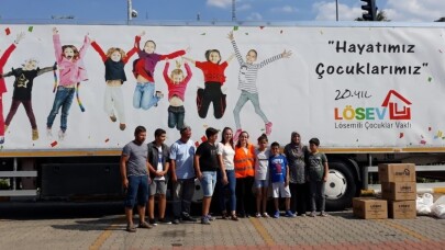 LÖSEV’in ’İyilik Tırı’ Ayvalık’ta