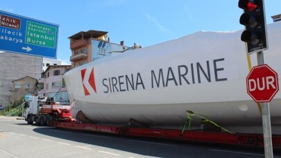 Lüks yat kara yolunda taşındı