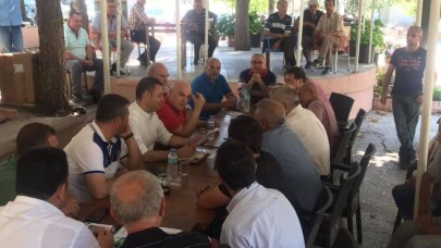 Motorsiklete atladı, merada incelemeye çıktı