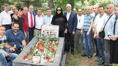 Necdet Güngörsün mezarı başında dualarla anıldı