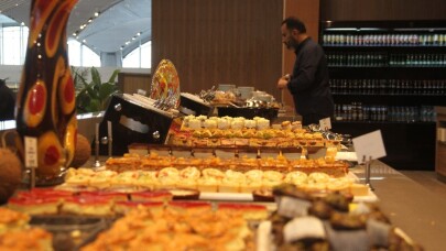 (Özel haber) İstanbul Havalimanı’nda yolcuların lahmacun ve sarma keyfi