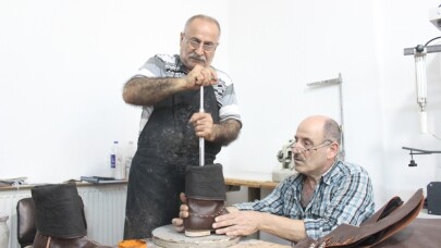 (Özel) Hollywood kahramanlarının ayakkabılarını Bursalı usta yapıyor