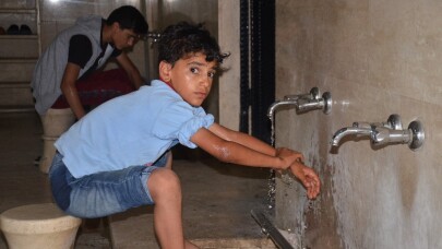 (Özel) Sabah namazına gelen çocuklara hediye