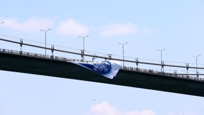 Şampiyon Anadolu Efes’in bayrağı köprüye asıldı