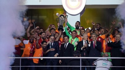 Şampiyon Galatasaray sahaya iniyor