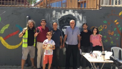 Sanat akademisi öğrencileri, duvarları hayal dünyalarının renklerine boyadı
