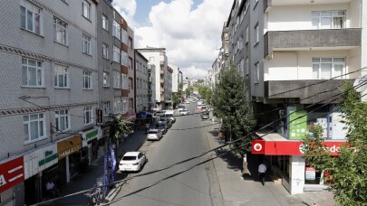 Sultangazi’de cadde ve sokaklara modern aydınlatma direkleri