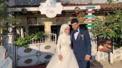 Tanıştıkları kafe’ye yıllar sonra gelin ve damat olarak geldiler