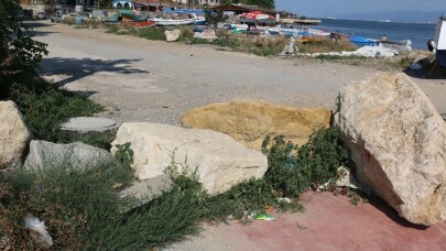 Tarihi eseri yol kapatmak için kullandılar