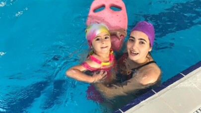 Tatilin keyfini yüzerek çıkarıyorlar